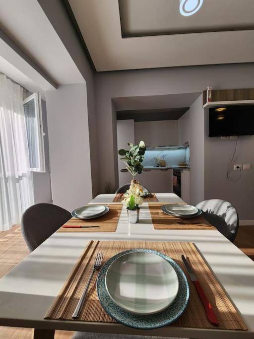 Cozy Midtown Apartment in Tirana - image 6