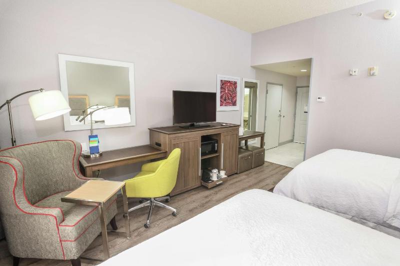 Queen Room with Two Queen Beds - Mobility and Hearing Access/Non-Smoking image 4