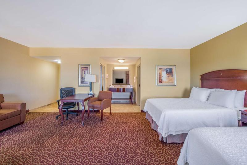 Queen Studio Suite with Two Queen Beds - Non-Smoking image 4