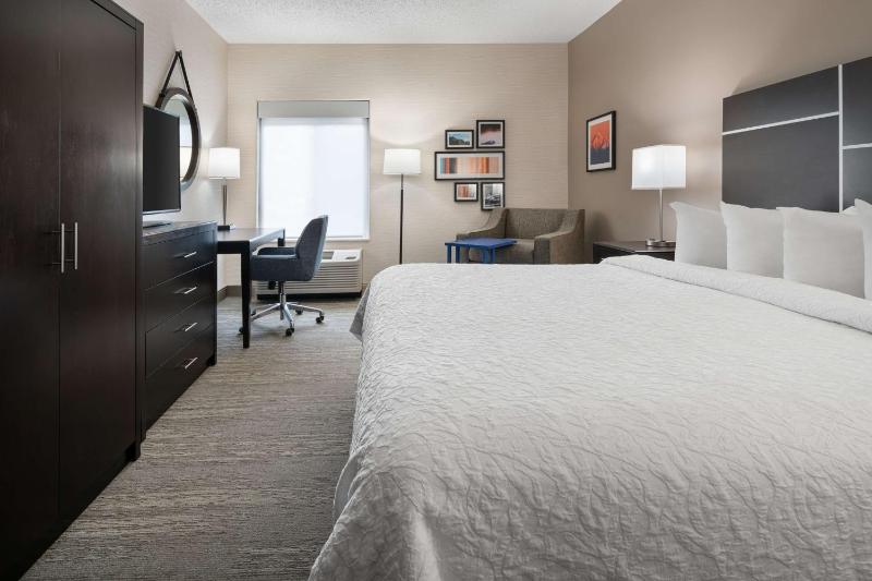 King Room with King Bed - Non-Smoking image 4