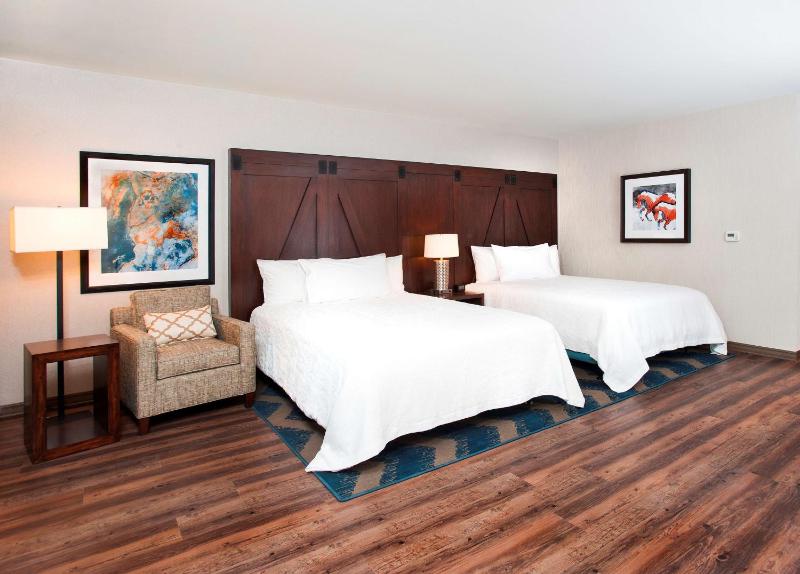 Queen Room with Two Queen Beds image 4