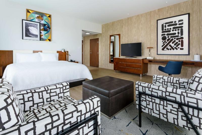 King Studio Suite with Balcony - Non-Smoking image 4