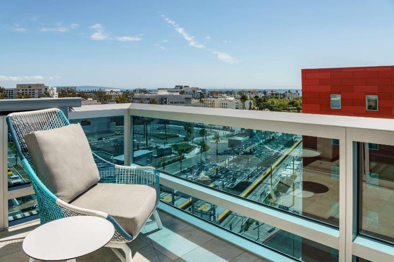 King Studio Suite with Balcony - Non-Smoking image 3
