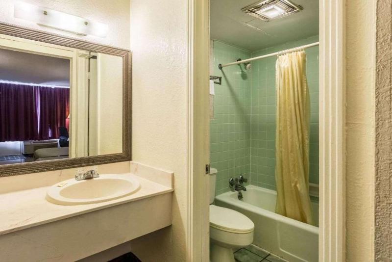 Standard Double Room - Non-Smoking image 2