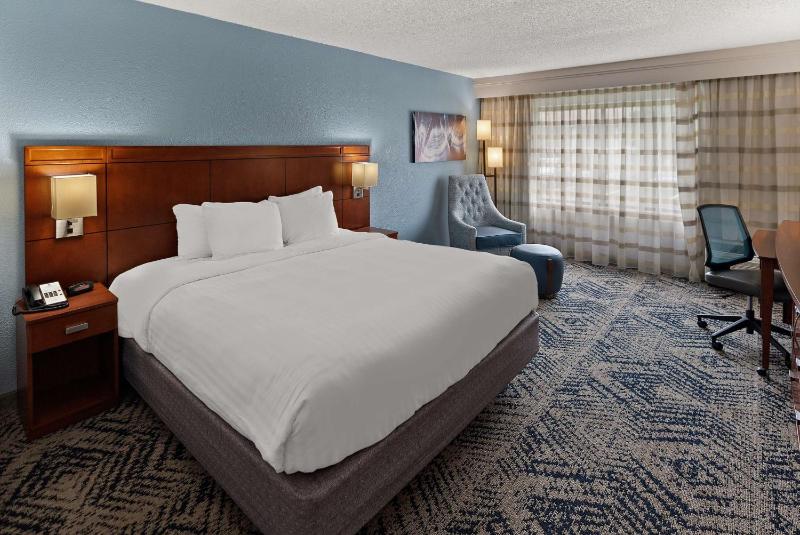 King Room with Sofa Bed and Roll-In Shower  - Disability Access/Non-Smoking image 3