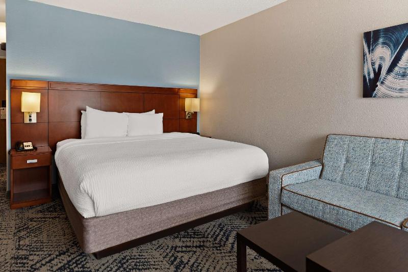 King Room with Sofa Bed - Non-Smoking image 1