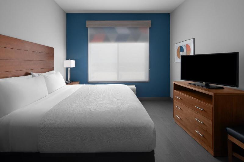 Standard King Room image 3