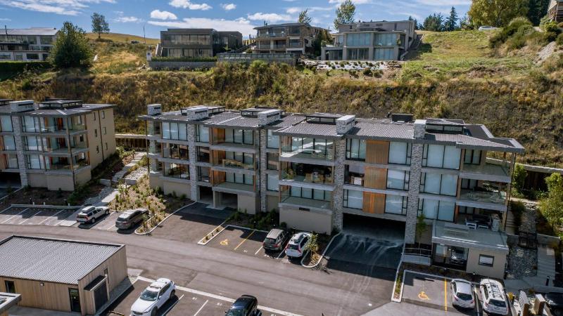 Lakeside Luxury 2 Bedroom Apartment - image 9