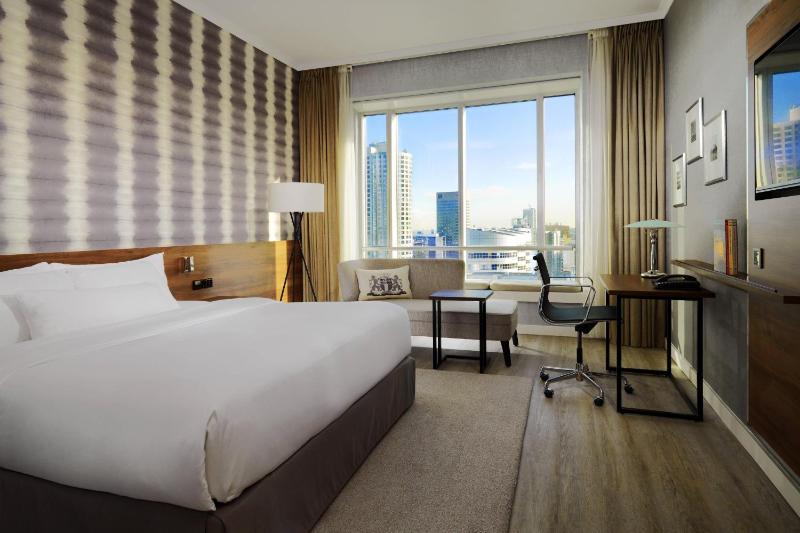 Superior King Room image 3