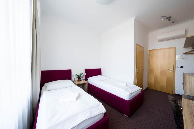 Twin Room image 2