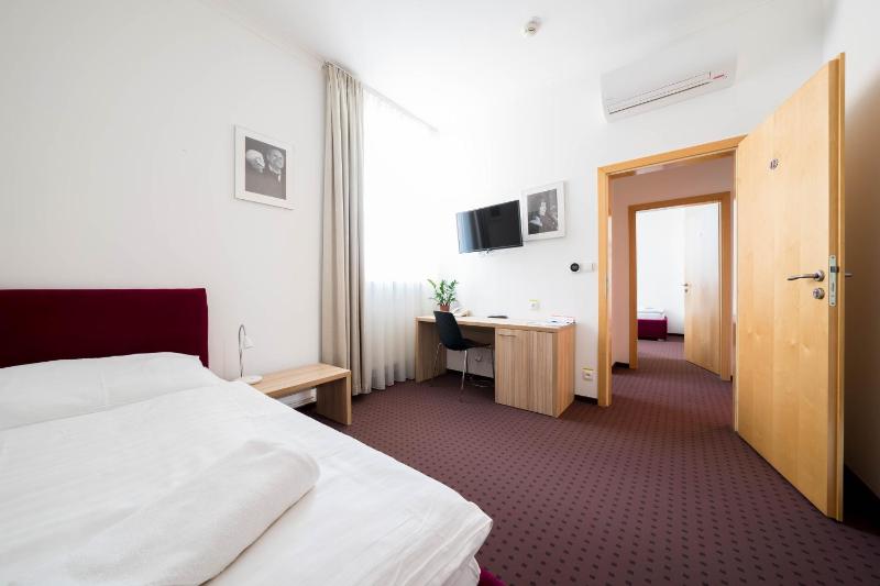 Single Room with Shared Bathroom image 1