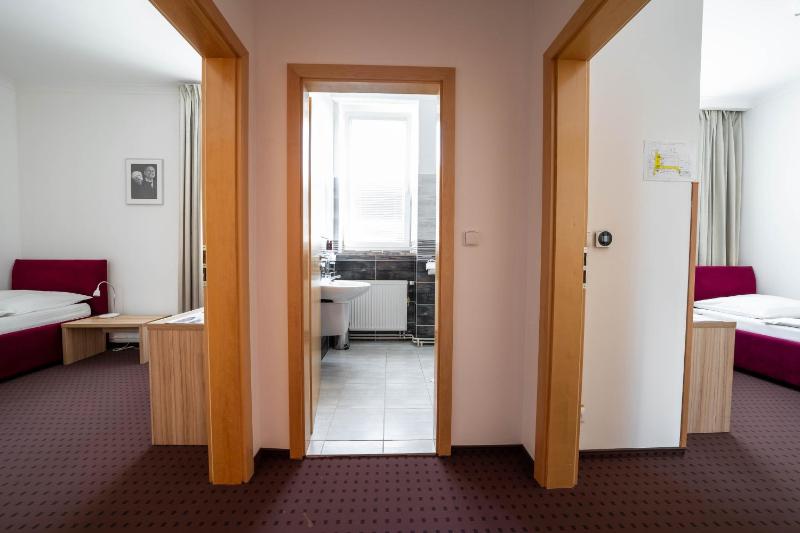 Single Room with Shared Bathroom image 2