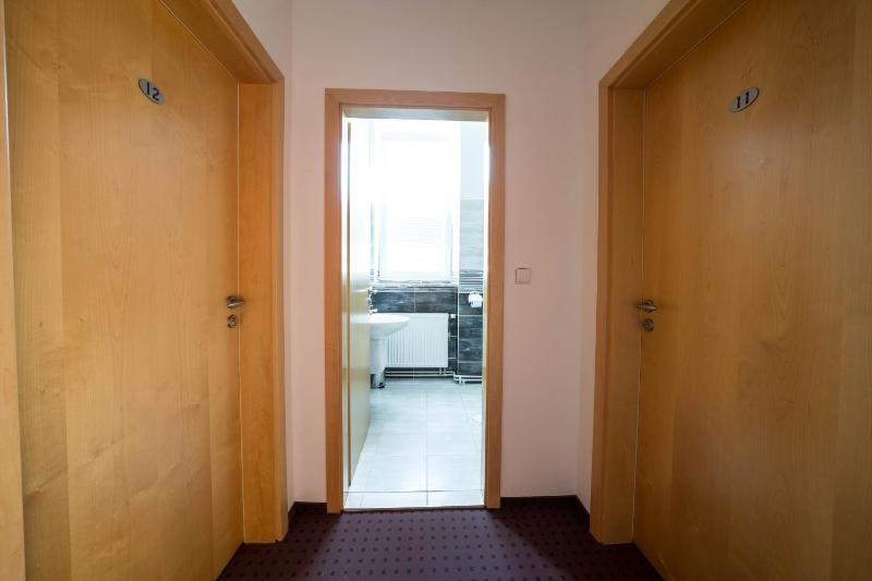 Single Room with Shared Bathroom image 3