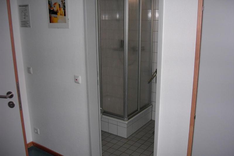 Twin Room with Bathroom image 1