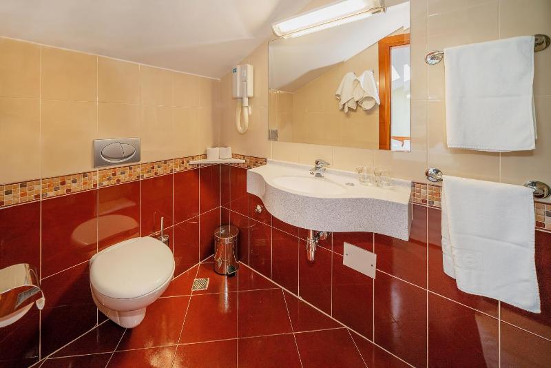 Small Double or Twin Room - Attic image 4