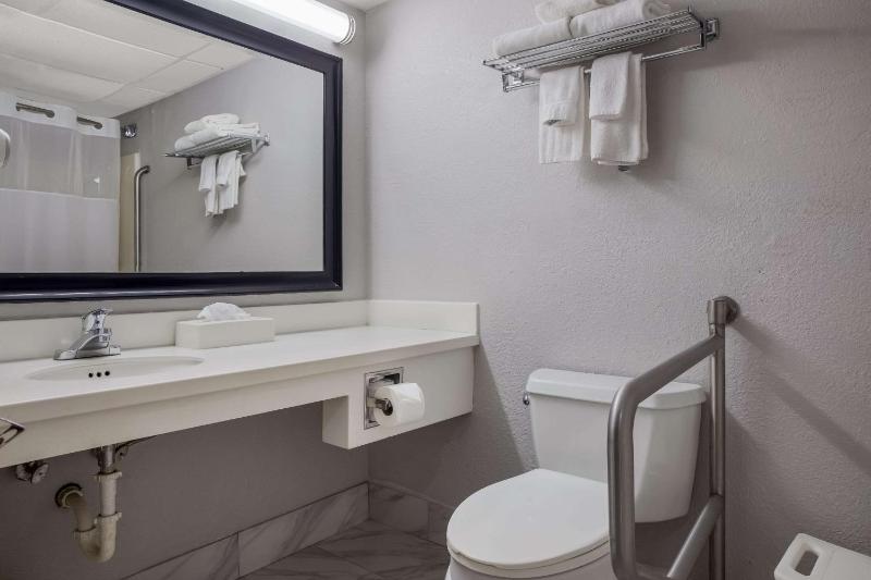 King Room - Accessible/Non-Smoking image 2