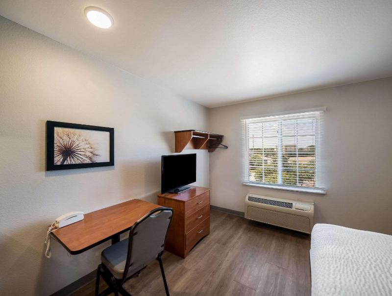 Standard Double Room with Two Double Beds and Sofa Bed - Non-Smoking image 3