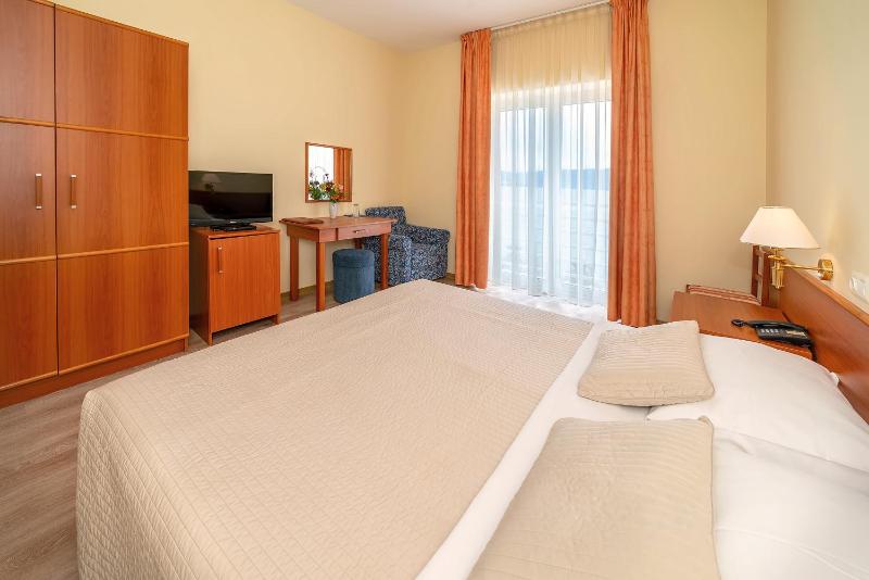 Superior Double or Twin Room with Sea View image 3