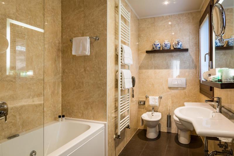 Deluxe Double Room image 1