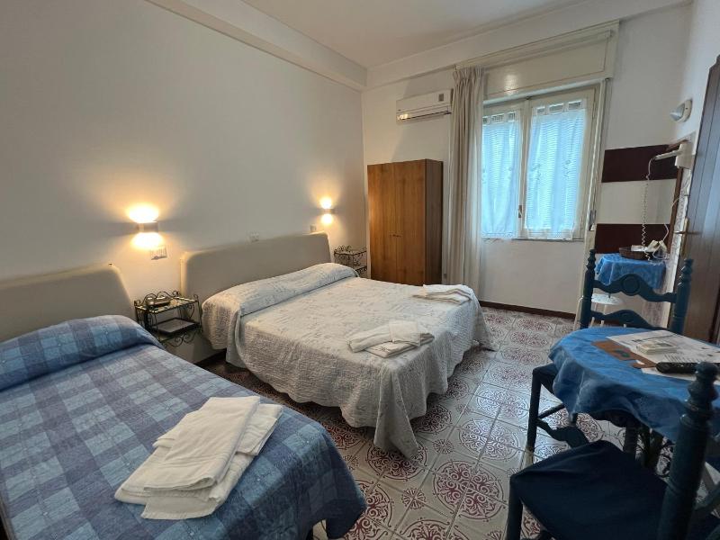 Economy Triple Room image 1