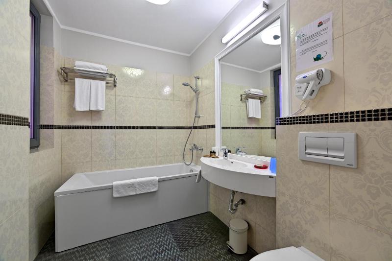 One-Bedroom Apartment with View image 2