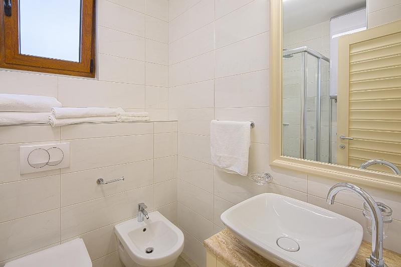 One-Bedroom Apartment with Sea View image 4