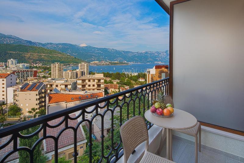 One-Bedroom Apartment with Sea View image 2