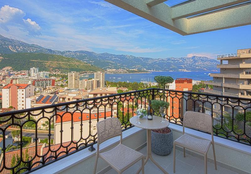 Deluxe Suite with Sea View image 2
