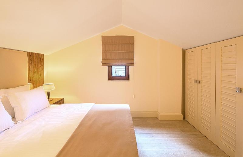 Deluxe Suite with Sea View image 3