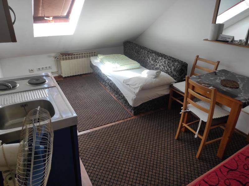 Triple Room with Shared Bathroom image 1