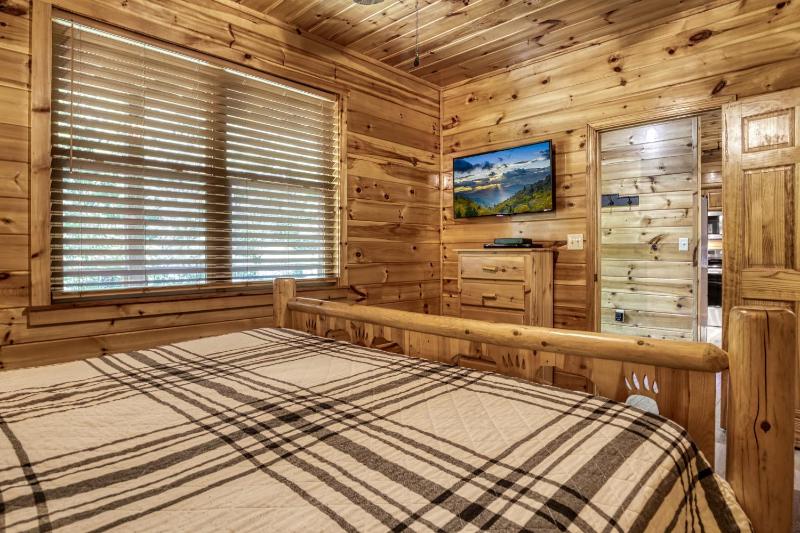 Cozy Bear Lodge Game Room Theater Room Hot Tub Free Attraction Tickets WIFI Sleeps 20!!! - image 49