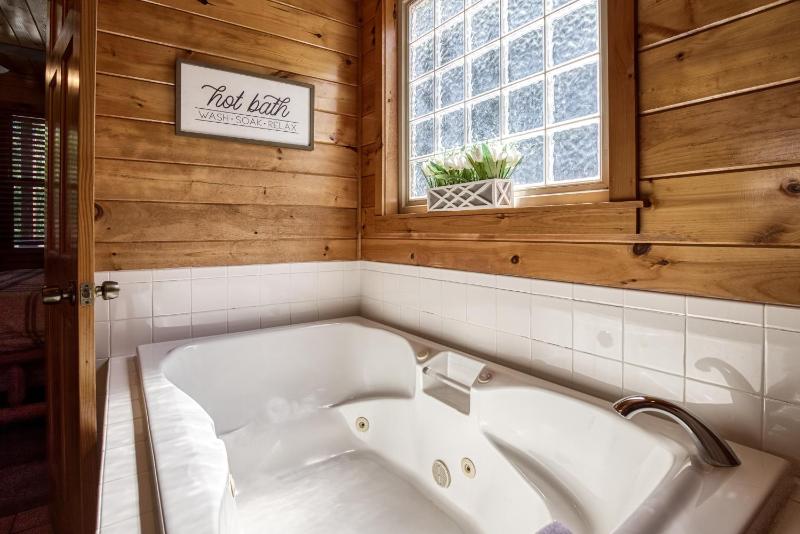 Cozy Bear Lodge Game Room Theater Room Hot Tub Free Attraction Tickets WIFI Sleeps 20!!! - image 37