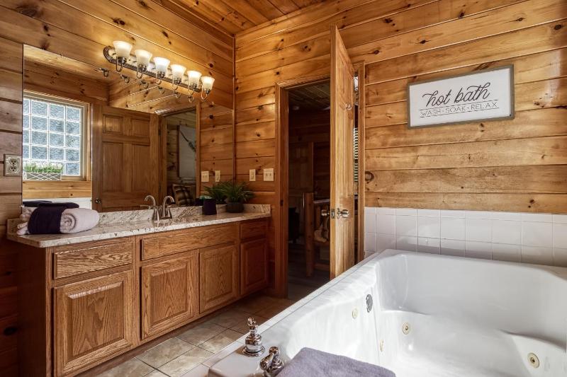 Cozy Bear Lodge Game Room Theater Room Hot Tub Free Attraction Tickets WIFI Sleeps 20!!! - image 19