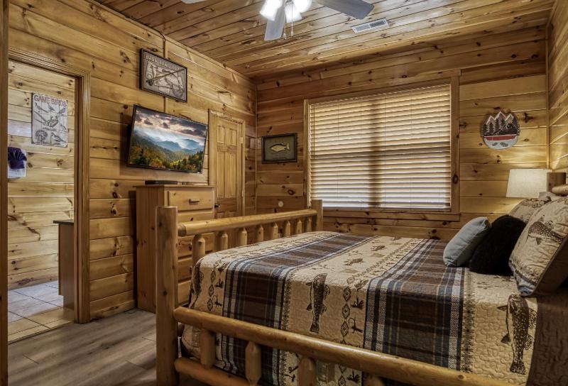 Cozy Bear Lodge Game Room Theater Room Hot Tub Free Attraction Tickets WIFI Sleeps 20!!! - image 38