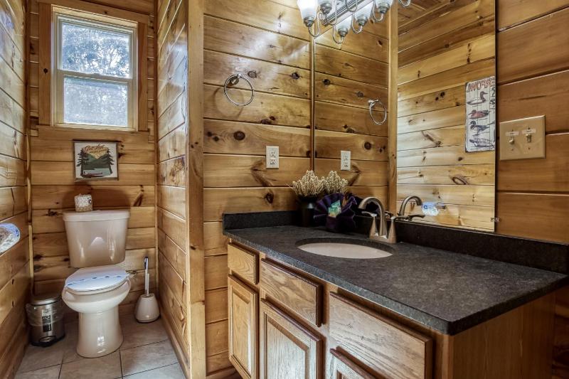 Cozy Bear Lodge Game Room Theater Room Hot Tub Free Attraction Tickets WIFI Sleeps 20!!! - image 39
