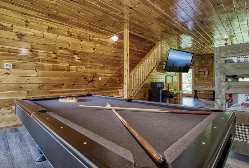 Cozy Bear Lodge Game Room Theater Room Hot Tub Free Attraction Tickets WIFI Sleeps 20!!! - image 29