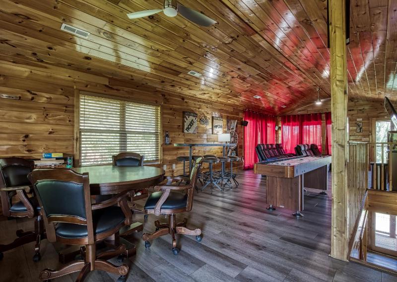 Cozy Bear Lodge Game Room Theater Room Hot Tub Free Attraction Tickets WIFI Sleeps 20!!! - image 12