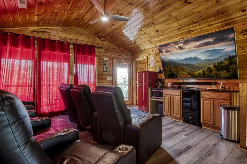 Cozy Bear Lodge Game Room Theater Room Hot Tub Free Attraction Tickets WIFI Sleeps 20!!! - image 47