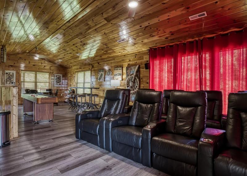 Cozy Bear Lodge Game Room Theater Room Hot Tub Free Attraction Tickets WIFI Sleeps 20!!! - image 16
