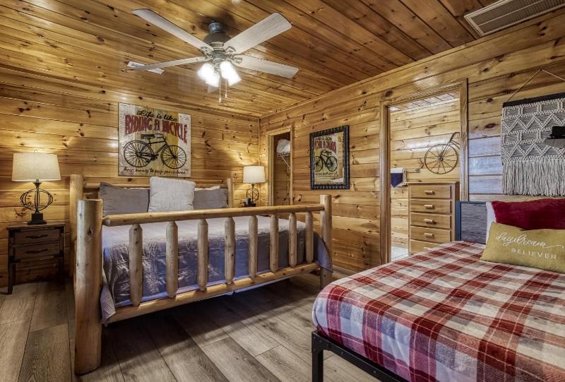 Cozy Bear Lodge Game Room Theater Room Hot Tub Free Attraction Tickets WIFI Sleeps 20!!! - image 30