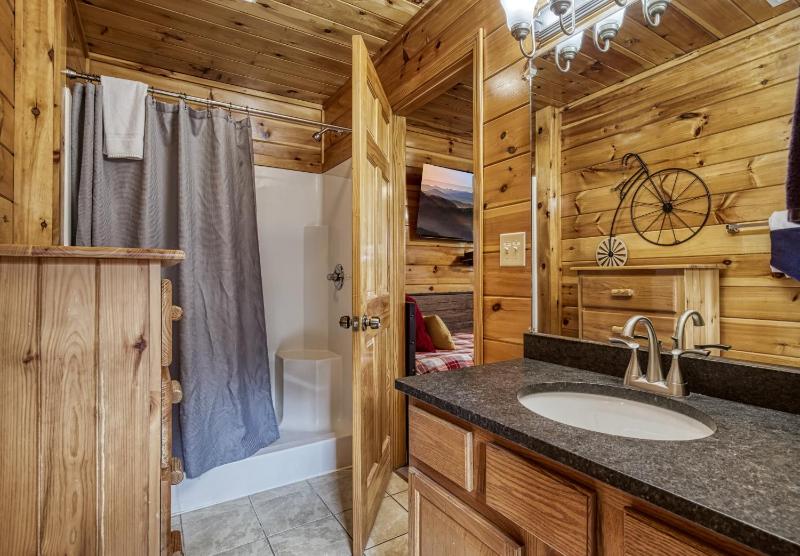 Cozy Bear Lodge Game Room Theater Room Hot Tub Free Attraction Tickets WIFI Sleeps 20!!! - image 6