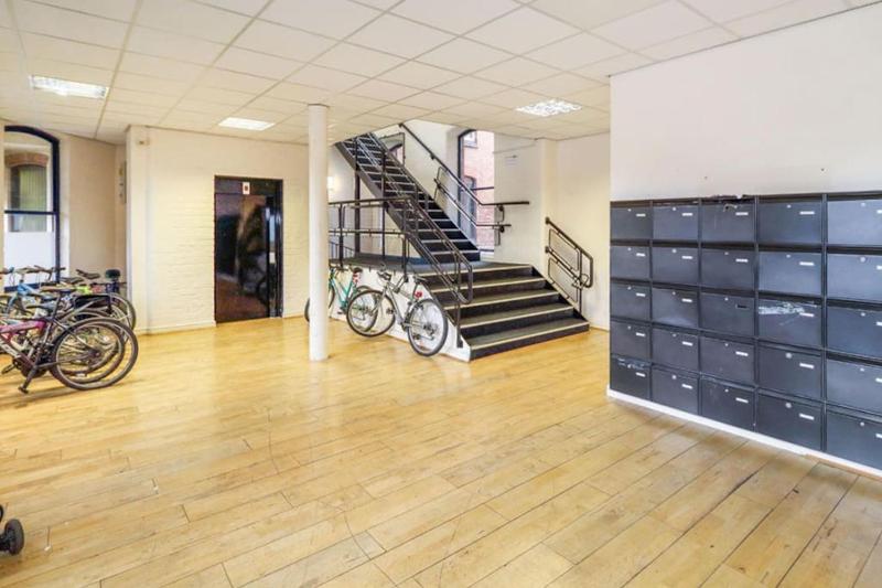Central 2 bed spacious Apartment - image 11