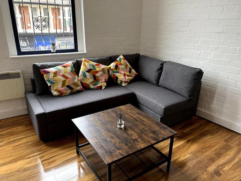 Central 2 bed spacious Apartment - image 15