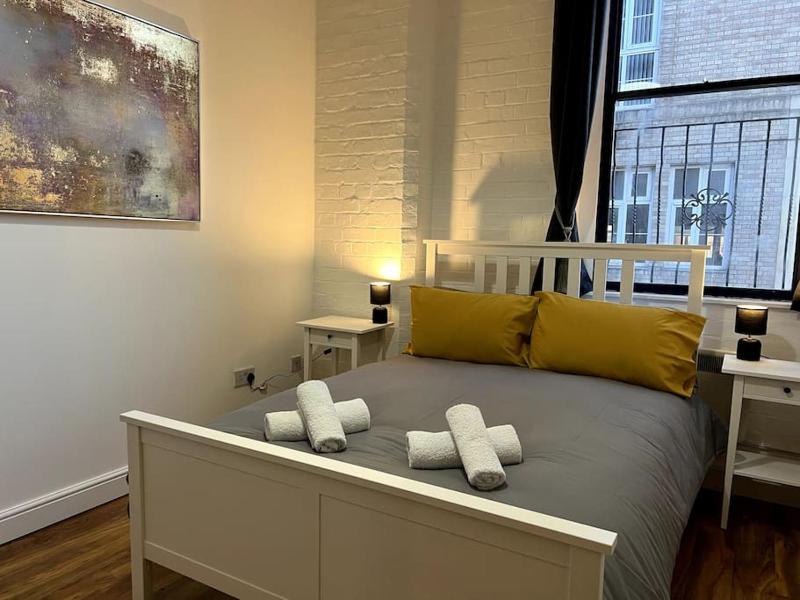 Central 2 bed spacious Apartment - image 14