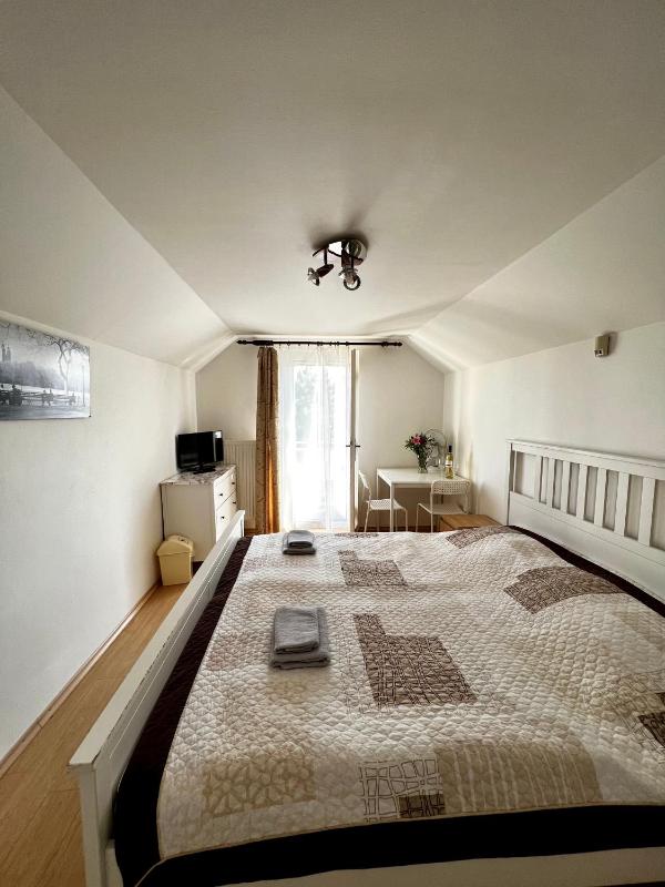 Double Room with Balcony image 3