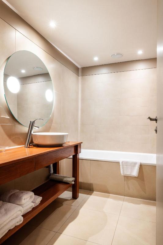 Gold Double Room image 3