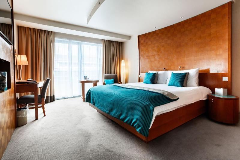 Gold Double Room image 1