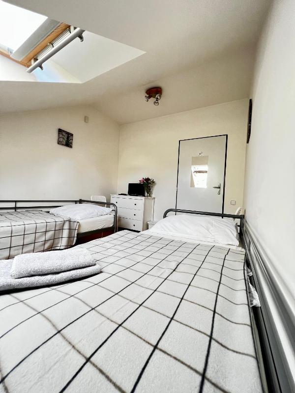 Twin Room with Shared Bathroom image 3