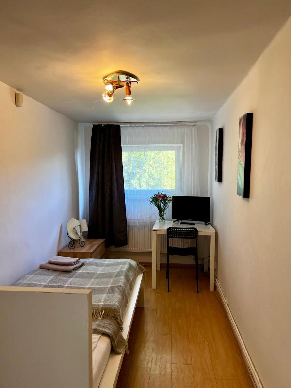 Single Room with Shared Bathroom image 2