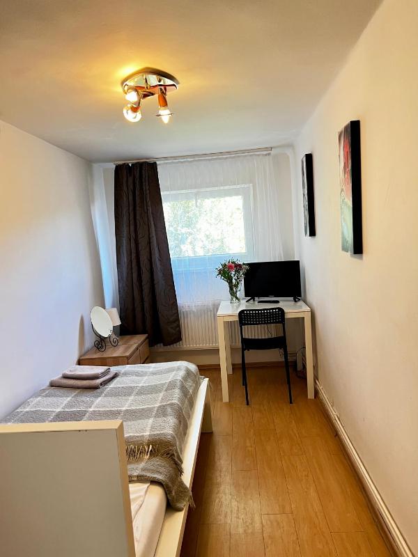 Single Room with Shared Bathroom image 3